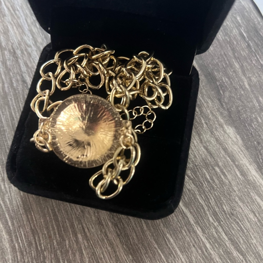 Gold Lion Pendant Necklace - Picture 3 of 4